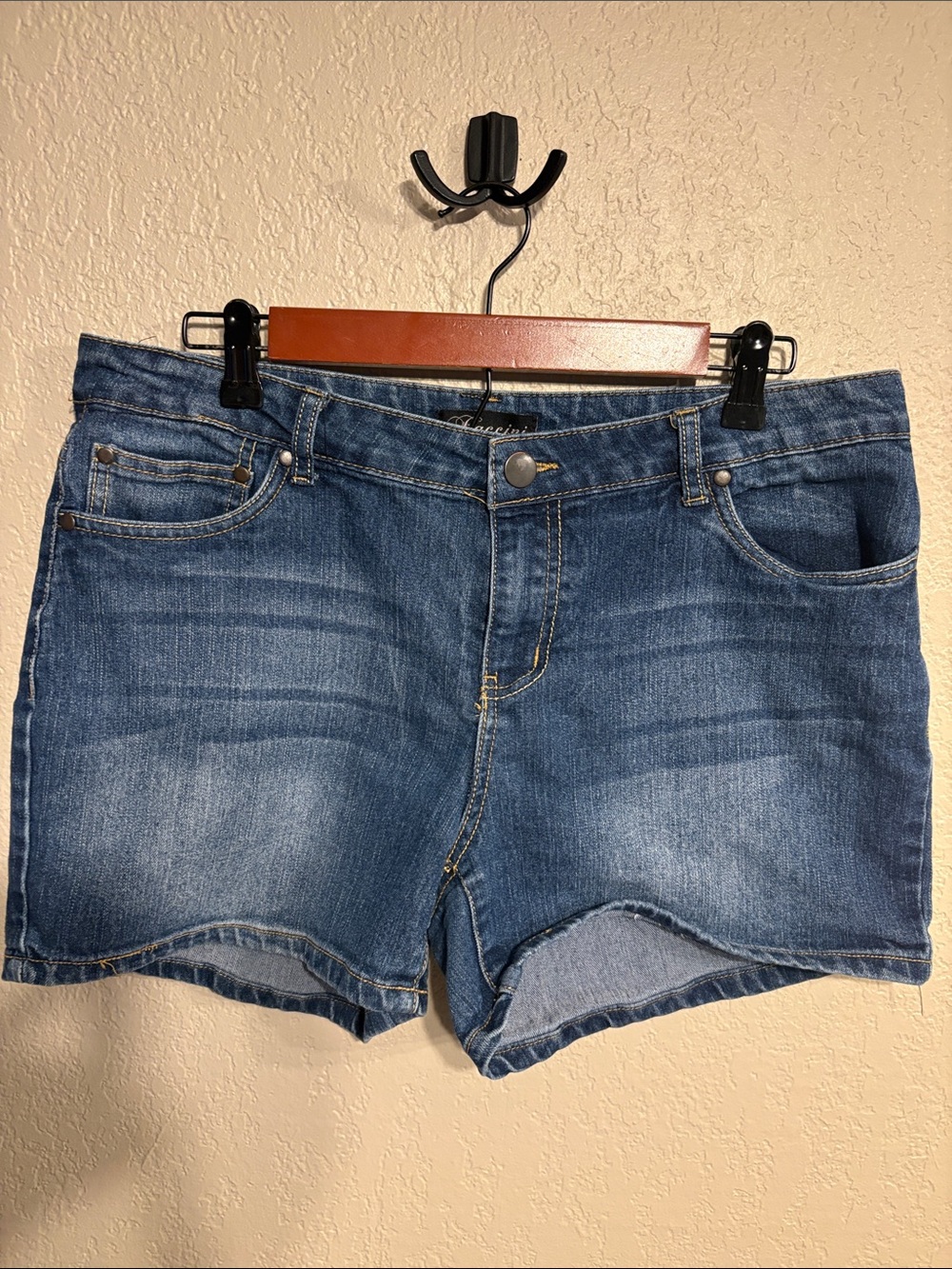 Baccini stretch jean shorts size 12